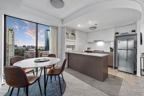 A Touch Of Class - 2Bed-2Bath-1Car-Balcony-Views - CBD - Mackay Tourism 3