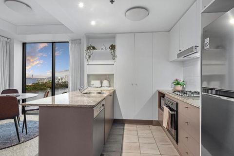 A Touch Of Class - 2Bed-2Bath-1Car-Balcony-Views - CBD - Mackay Tourism 4
