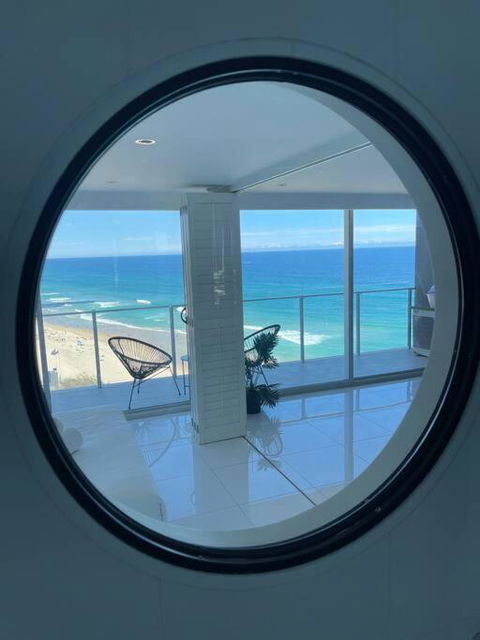 Absolute Beachfront Central Surfers Paradise - Mackay Tourism 1