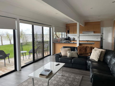 Absolute Waterfront At Woodlands - Mackay Tourism 3