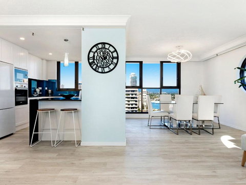 Acapulco 2 Bedroom Ocean View Surfers Paradise - CoastHM - Mackay Tourism 2