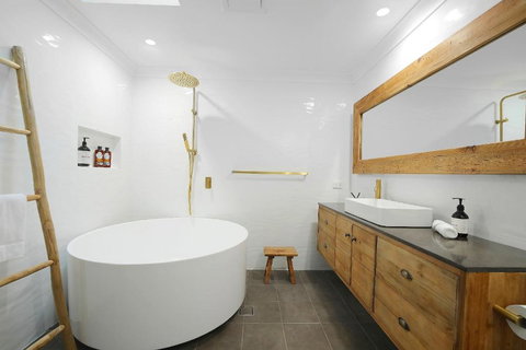 Acreage Estate -Ponies -Tennis Court -Spa - Mackay Tourism 4