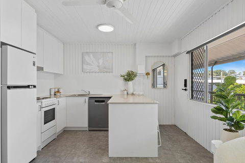 Alex Beachside Pet Friendly 2 Bed Apartment - Mackay Tourism 3