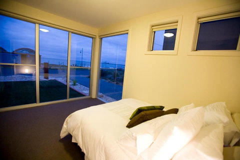 Aloha Beachfront Port Fairy - Mackay Tourism 4