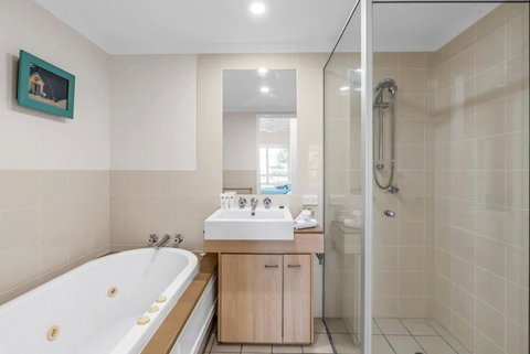 Amphora Palms - By Reef Stays - Mackay Tourism 4