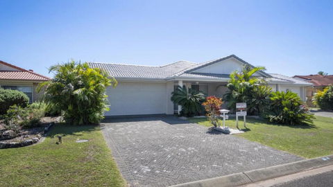 Anchorage Waterfront Unit In Yamba - Mackay Tourism 1