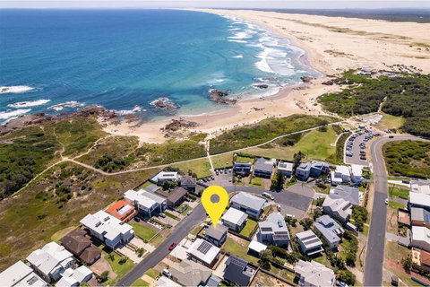 Anna Bay Beach Shack 44 Ocean Avenue Fantastic 2 Storey House With Spectacular Views - Mackay Tourism 0