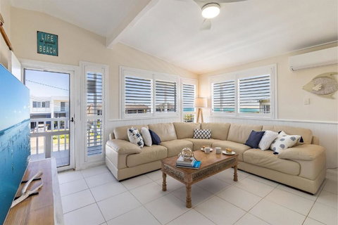 Anna Bay Beach Shack 44 Ocean Avenue Fantastic 2 Storey House With Spectacular Views - Mackay Tourism 4