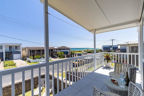 Anna Bay Beach Shack 44 Ocean Avenue Fantastic 2 Storey House With Spectacular Views - Mackay Tourism 2