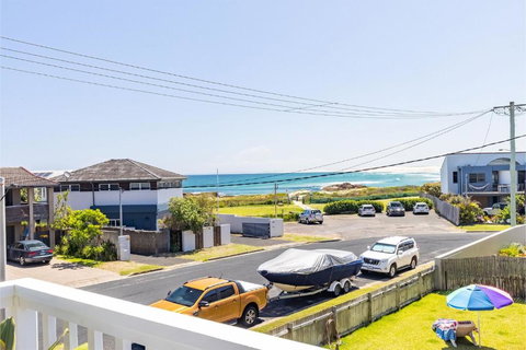 Anna Bay Beach Shack 44 Ocean Avenue Fantastic 2 Storey House With Spectacular Views - Mackay Tourism 1