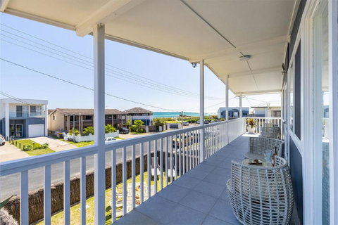 Anna Bay Beach Shack 44 Ocean Avenue Fantastic 2 Storey House With Spectacular Views - Mackay Tourism 3