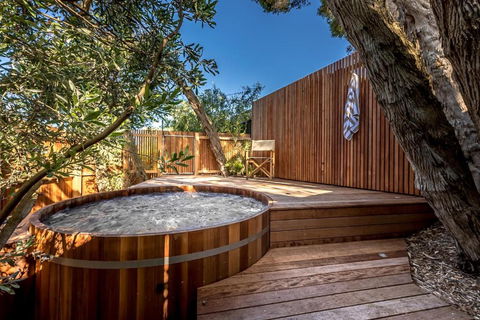 Aura Hot Tub Retreat - Unique Cedar Hot Tub Experience, 650m To Tyrone Foreshore - Mackay Tourism 0