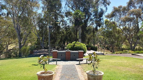 Avoca Cottages VICTORIA - Mackay Tourism 0