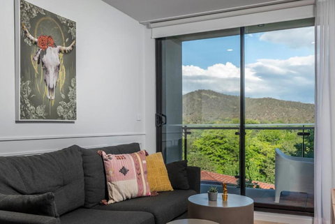 Awesome Brooklyn Inspired Stay - Mt Ainslie View - Mackay Tourism 1