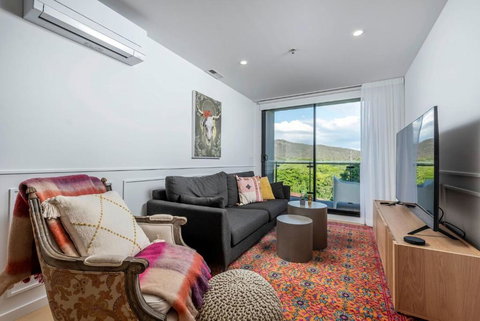 Awesome Brooklyn Inspired Stay - Mt Ainslie View - Mackay Tourism 4