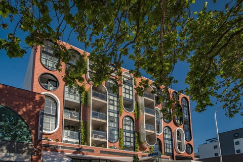 Awesome Brooklyn Inspired Stay - Mt Ainslie View - Mackay Tourism 3