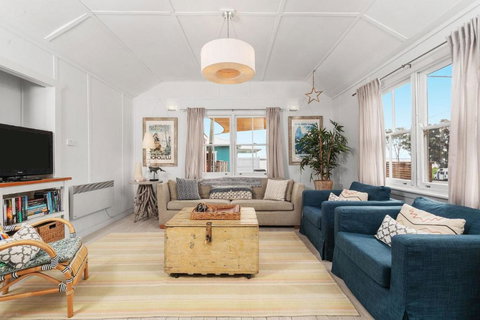 Avalon Vintage Beachside Family Getaway - Mackay Tourism 2