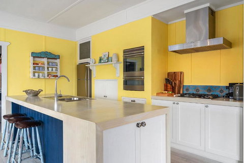 Avalon Vintage Beachside Family Getaway - Mackay Tourism 4