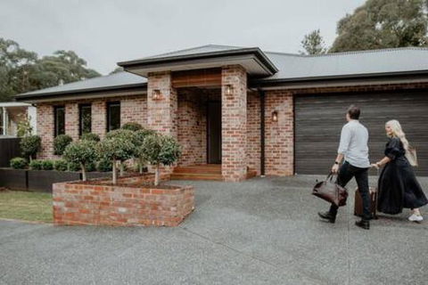 BADGER HOUSE - 4 Bed, 4 Bath, Stunning Entertainer Plus Fire - Mackay Tourism 1