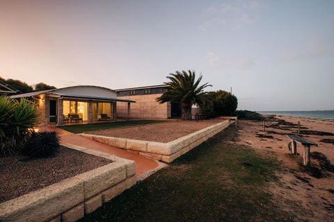 Baird Bay Seaside Villas - Mackay Tourism 1