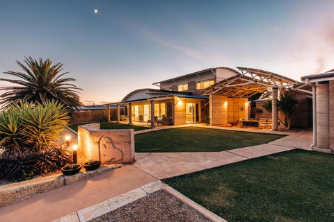 Baird Bay Seaside Villas - Mackay Tourism 0