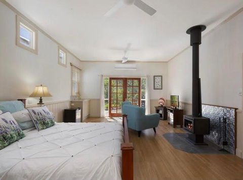 Barney Creek Vineyard Cottages - Mackay Tourism 3