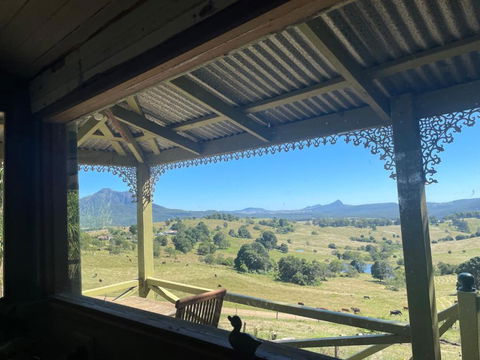 Barney Views Cottage - Mackay Tourism 1