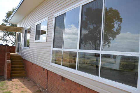 BATHURST GOLDFIELDS RESIDENCE On MOUNT PANORAMA - Mackay Tourism 3