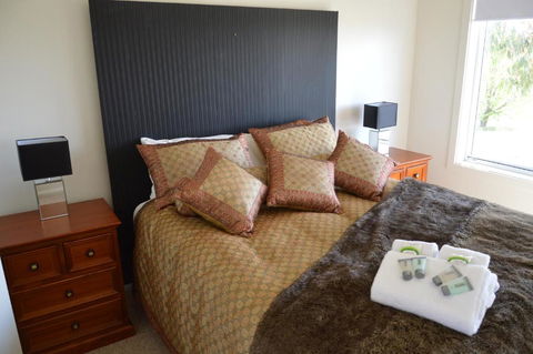 BATHURST GOLDFIELDS RESIDENCE On MOUNT PANORAMA - Mackay Tourism 0