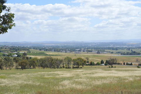 BATHURST GOLDFIELDS RESIDENCE On MOUNT PANORAMA - Mackay Tourism 1
