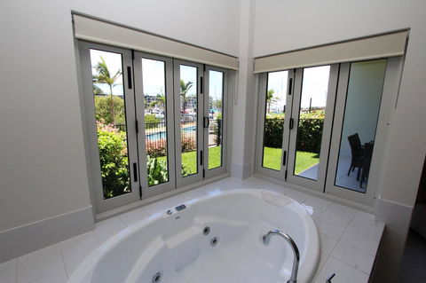 Beachside Apartment 5 - Mackay Tourism 6