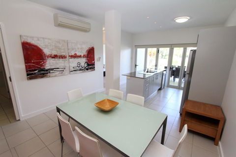 Beachside Apartment 5 - Mackay Tourism 2