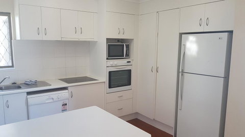 Mykonos Apartments - Mackay Tourism 5