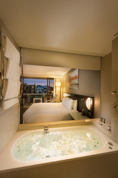 Hilton Cairns - Mackay Tourism 22
