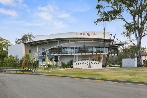 Fountain View Estate - We Accommodate - Mackay Tourism 17