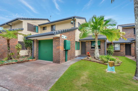 Fountain View Estate - We Accommodate - Mackay Tourism 11