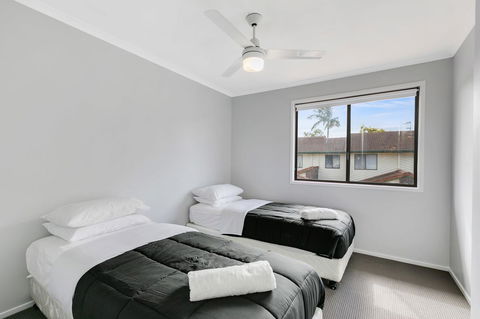 Fountain View Estate - We Accommodate - Mackay Tourism 0