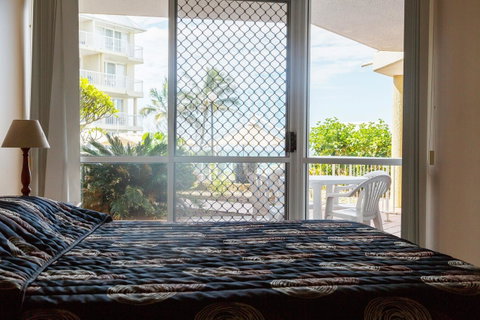Crystal Beachfront Apartments - Mackay Tourism 40
