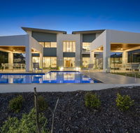 Luxury Canal Front Holiday House - Mackay Tourism