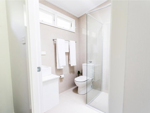 Pinetrees Lodge - Mackay Tourism 24