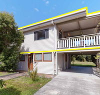 'Beach Break 1' 1/10 Lionel Street - upstairs unit with Aircon - Mackay Tourism
