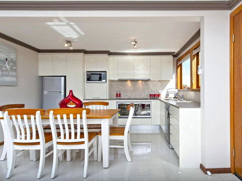 'Beach Break 2', 2/10 Lionel St - Downstairs Unit With Aircon - Mackay Tourism 2