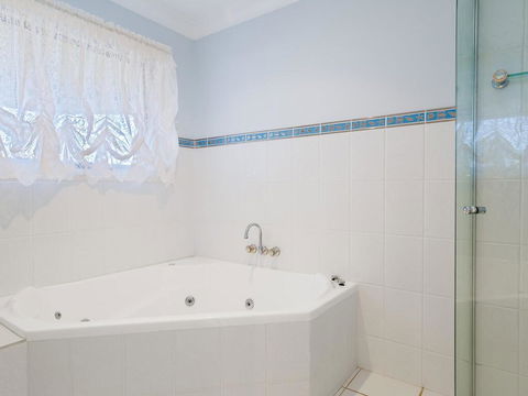 'GrandView', 10 Grandview Close - Huge House With Water Views, Aircon, WIFI, Netflix, Foxtel & Billiard Table - Mackay Tourism 2