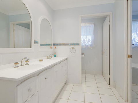 'GrandView', 10 Grandview Close - Huge House With Water Views, Aircon, WIFI, Netflix, Foxtel & Billiard Table - Mackay Tourism 3