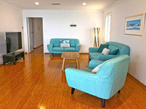 'Mooring Two Upstairs', 23 Shoal Bay Rd - Stunning Views, WIFI, Air Conditioning And Boat Parking - Mackay Tourism 3