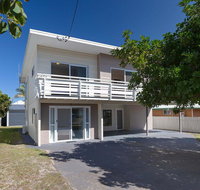 'SeaHaven' 2 Richardson Ave - Large home with Aircon Smart TV WIFI Netflix  Boat Parking - Mackay Tourism