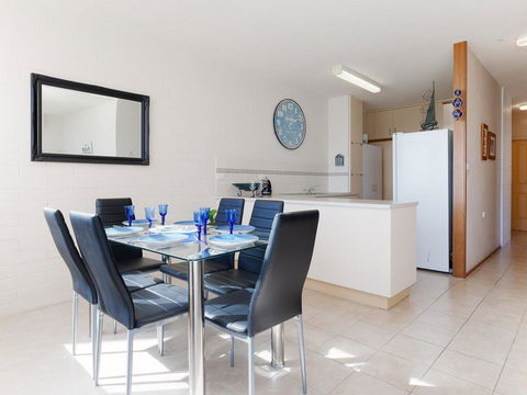1 'Little Hut', 20 Kurrawa Close - Spectacular Water Views, NBN & Air Conditioned - Mackay Tourism 3
