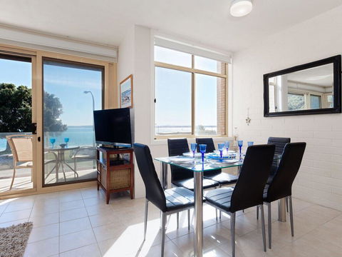 1 'Little Hut', 20 Kurrawa Close - Spectacular Water Views, NBN & Air Conditioned - Mackay Tourism 1