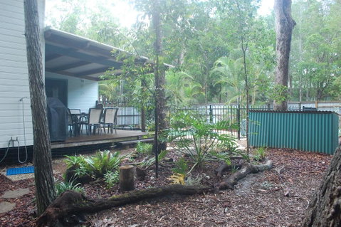 1 Naiad Court - Lowset Family Home With Swimming Pool And Covered Deck. Pet Friendly - Mackay Tourism 2