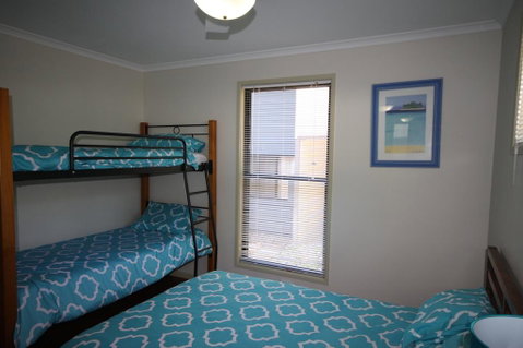 1 Naiad Court - Lowset Family Home With Swimming Pool And Covered Deck. Pet Friendly - Mackay Tourism 0